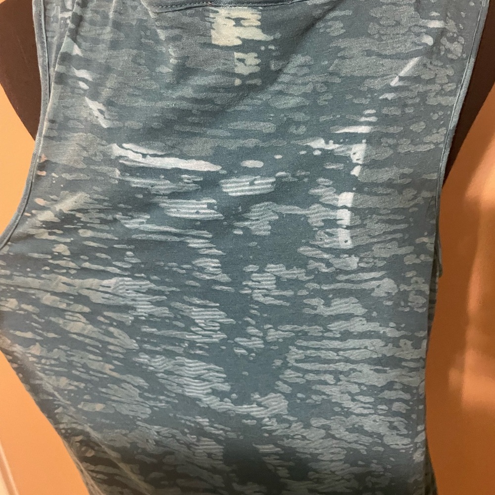 Double Sleeveless top with a sequins front design - Picture 3 of 6